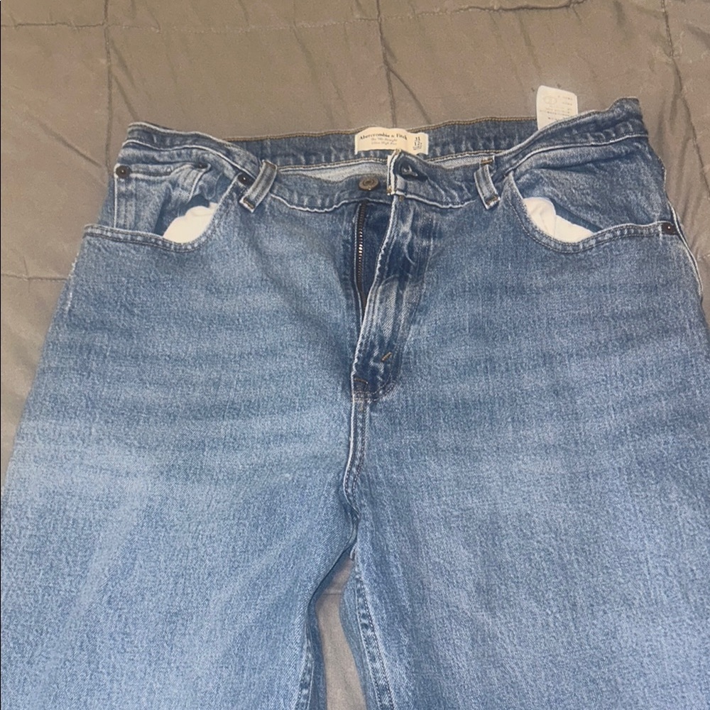 A&F 90’s straight high rise jeans